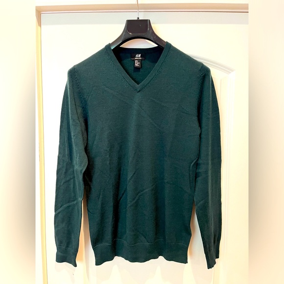 H&M V neck Sweater - Picture 1 of 3